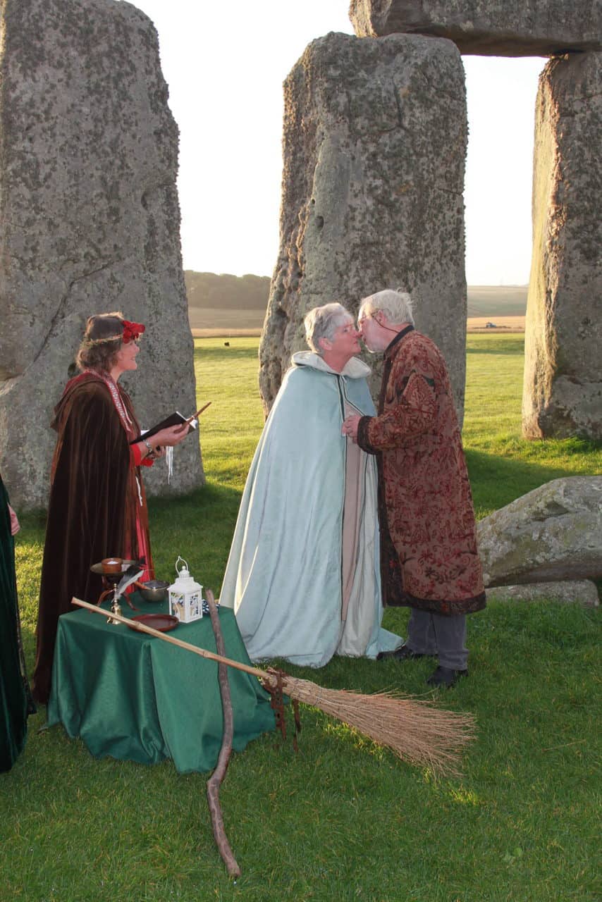 Cloud9ceremonies Glendaprocter Celebrant Handfasting Stonehenge Blessingofrings Besombroom -scaled Jpg